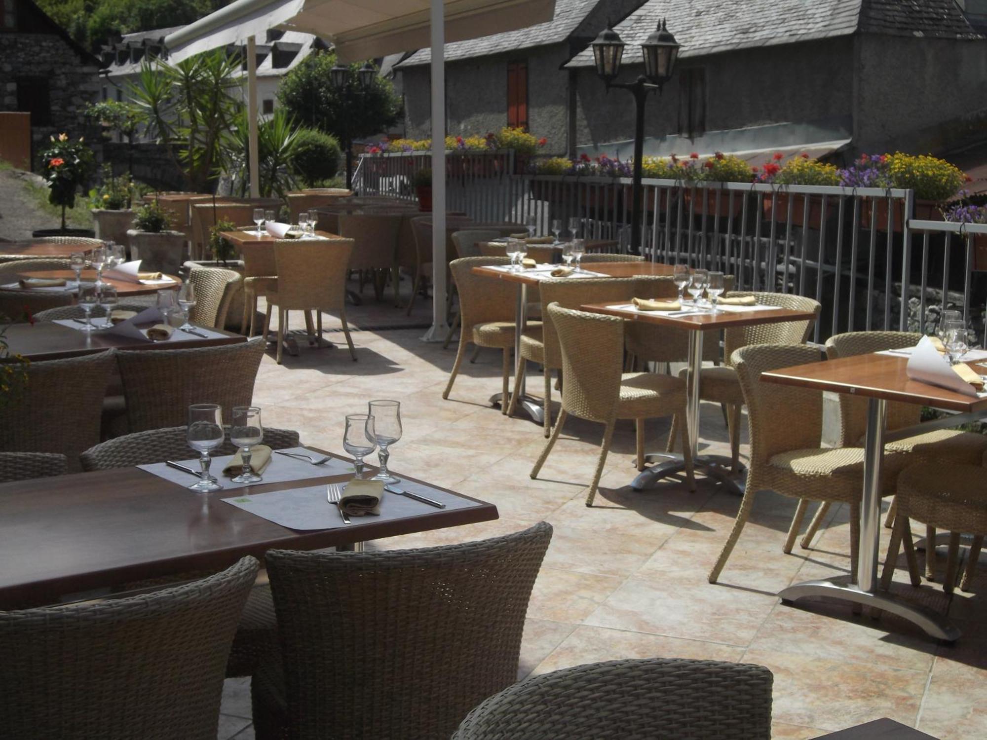Hotel Logis Auberge De L'Isard Saint-Lary-Soulan Exterior foto